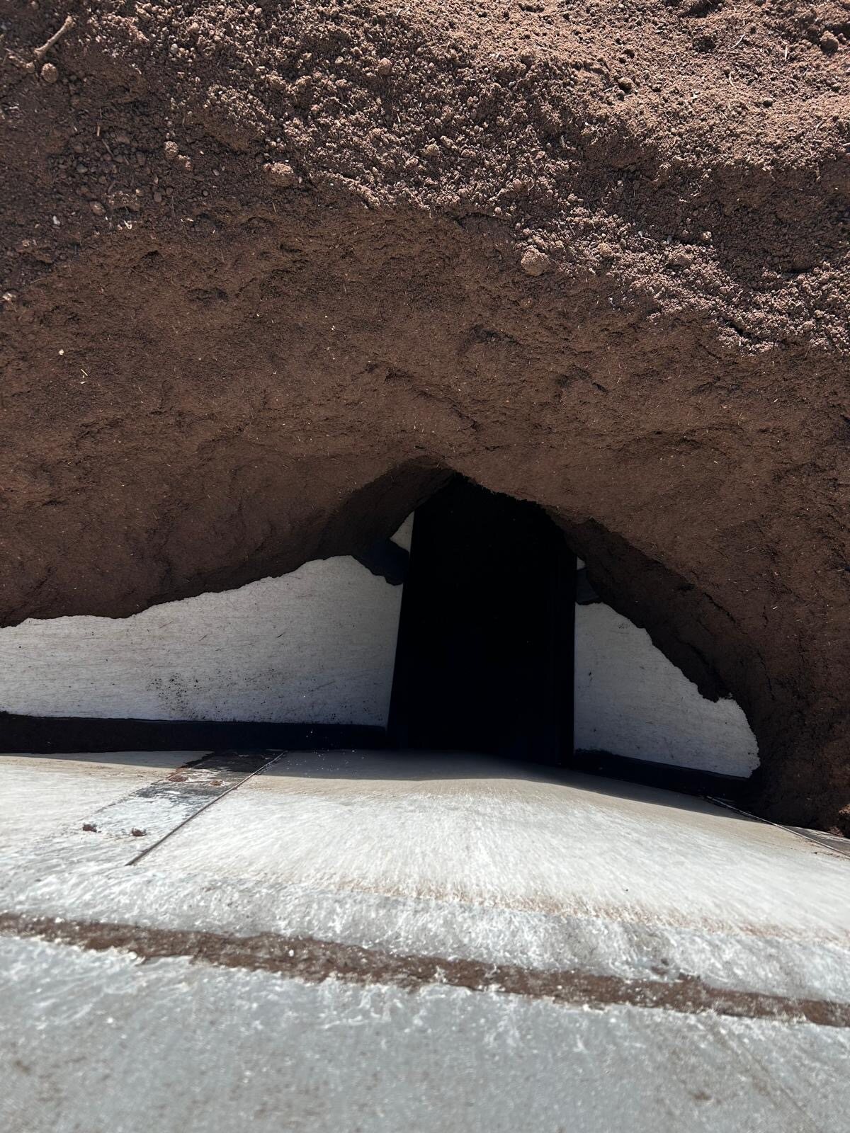Soil bridging over a hopper outlet